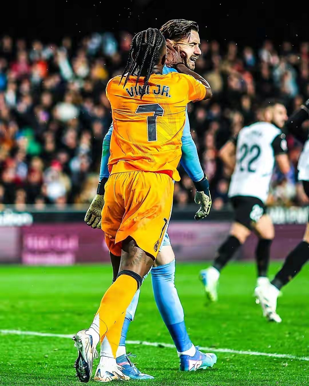 包含皇马轻取热刺,莱万梅开二度西甲的词条 包含皇马轻取热刺,莱万梅开二度西甲的词条